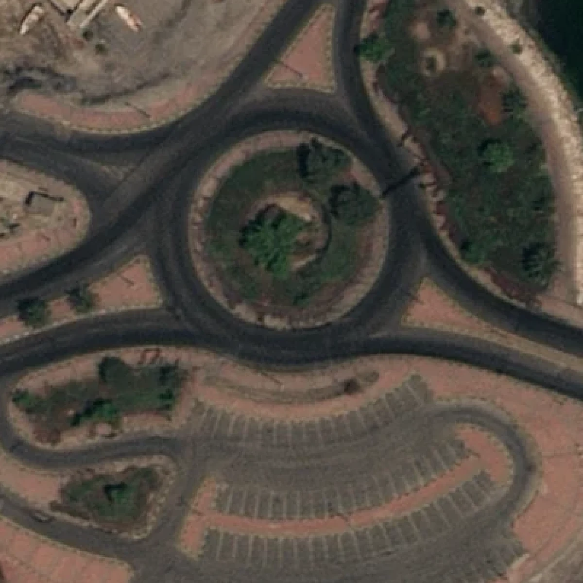 120 m of Darin, Tarout Island at 0.3 m: a roundabout, a road with cars and a car park, with a positional error circle drawn to scale