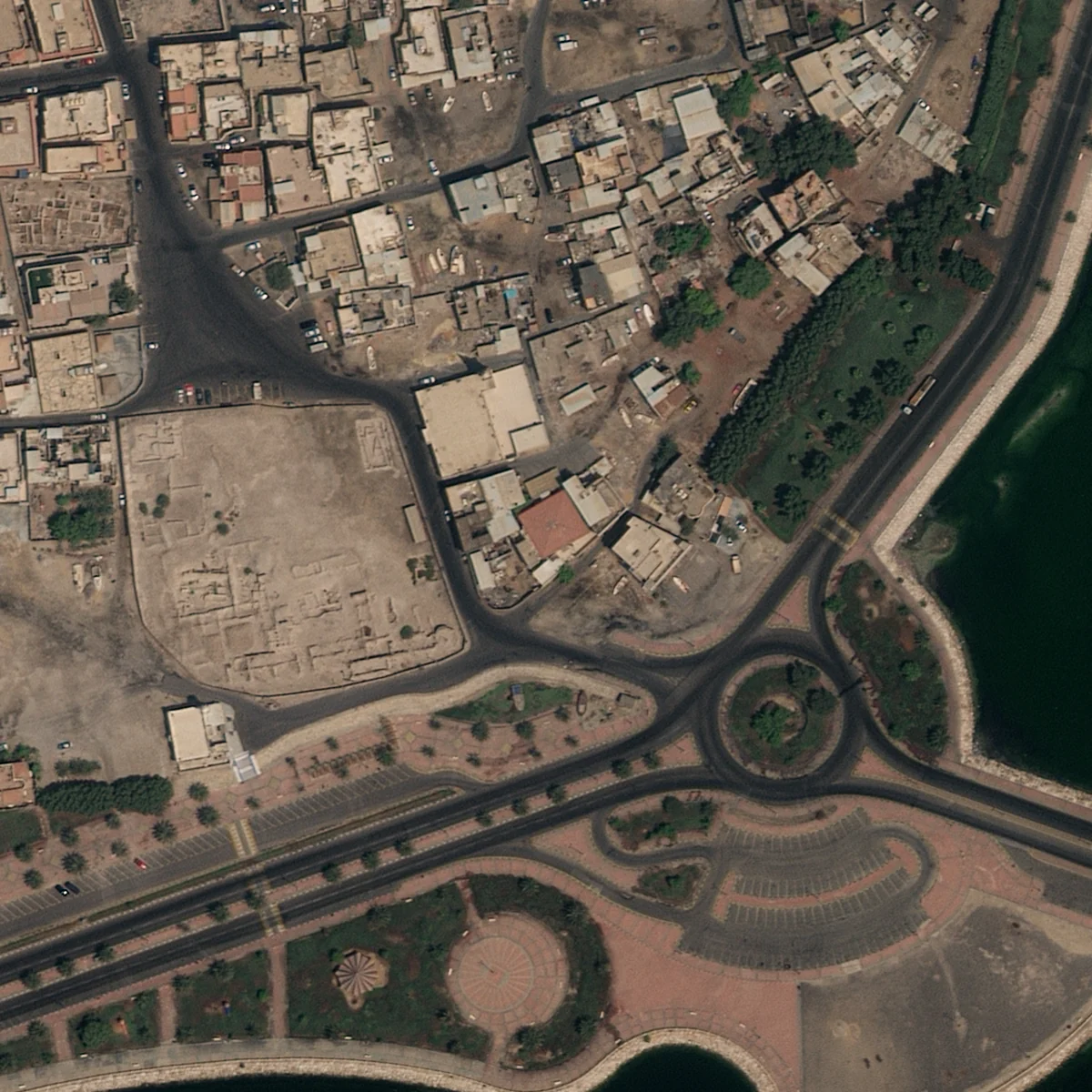 High resolution satellite imagery of Darin, Tarout Island at 0.3 m: cars, lane markings, palm trees and house roofs are separate objects