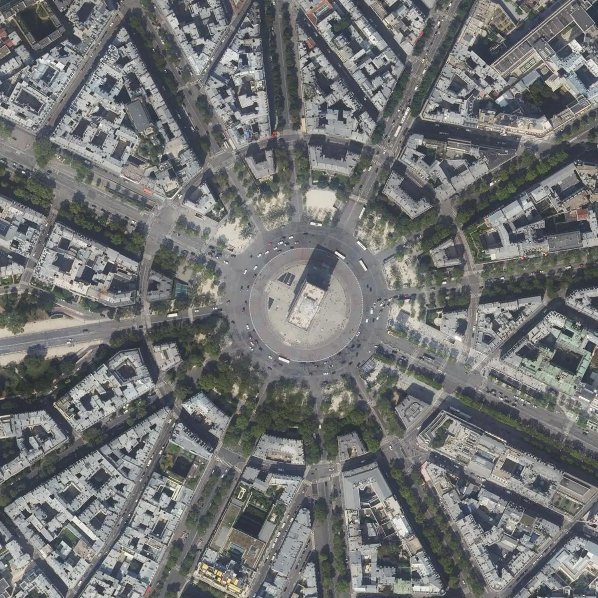 Orthophoto aérienne BD ORTHO de la place Charles-de-Gaulle à Paris, prise de vue 2024 : l'Arc de triomphe, les voitures et les arbres sont nets