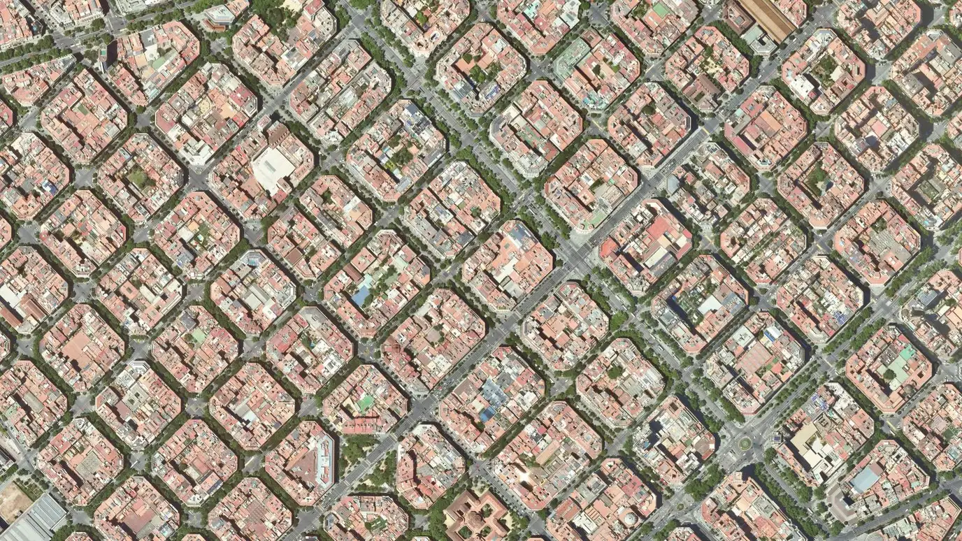 Ortofoto aérea gratuita de 25 cm del Eixample de Barcelona, con sus manzanas achaflanadas, del PNOA de julio de 2024