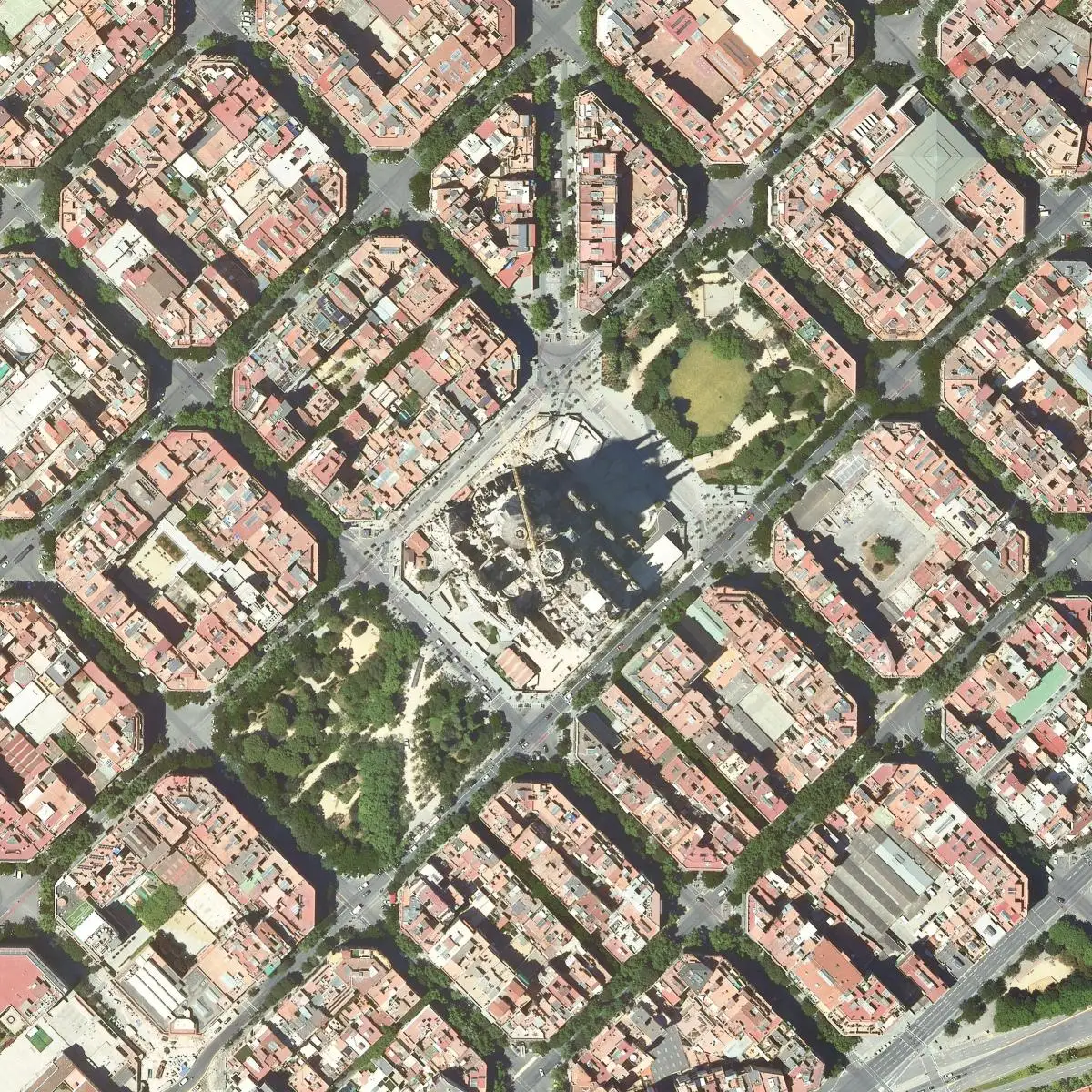 Ortofoto aérea del PNOA de la Sagrada Familia y el Eixample de Barcelona, vuelo de julio de 2024: se distinguen la basílica, los coches y los árboles