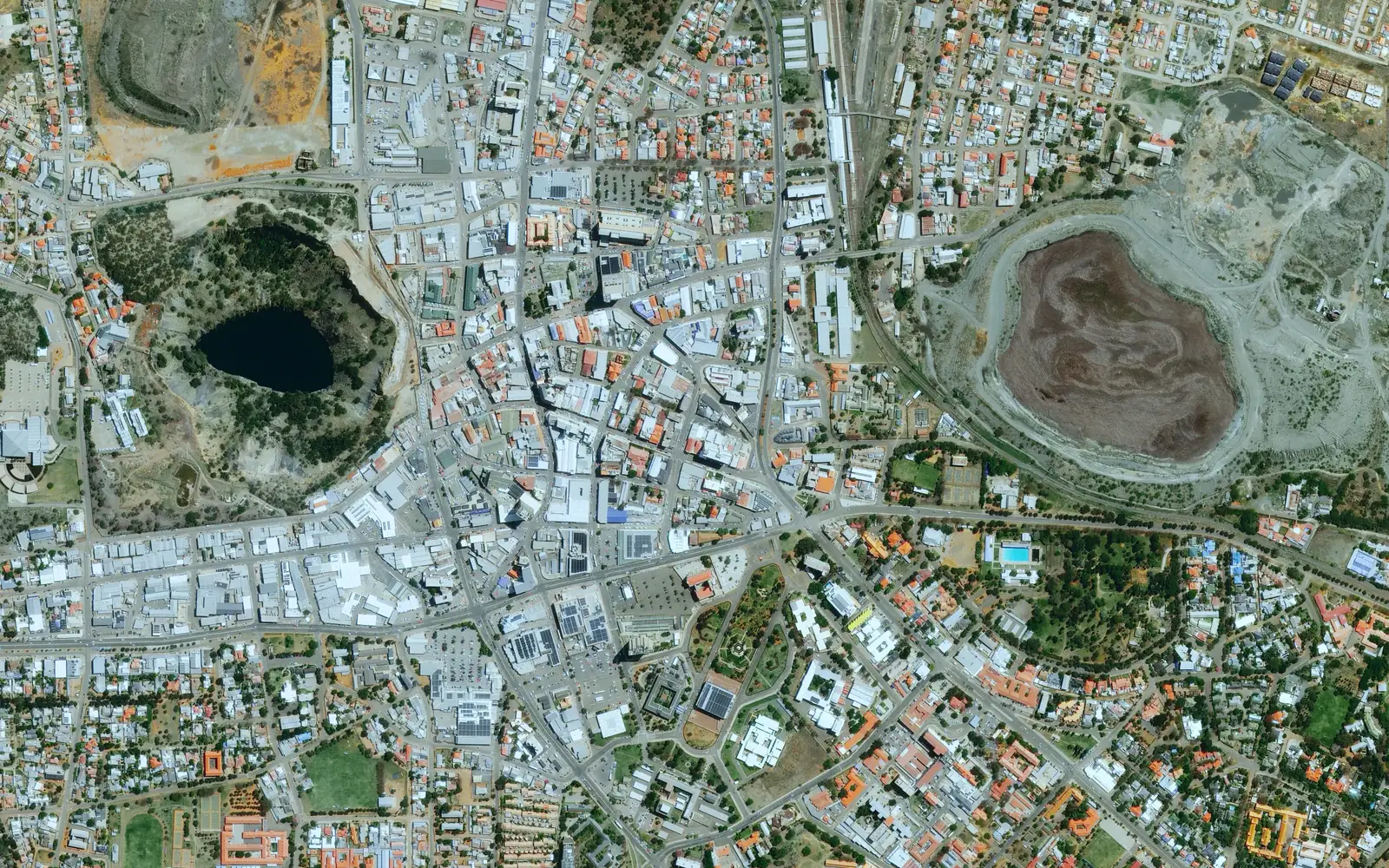Pansharpened 30 cm satellite image of central Kimberley: the flooded Big Hole on the left, the city centre, and mine workings on the right.